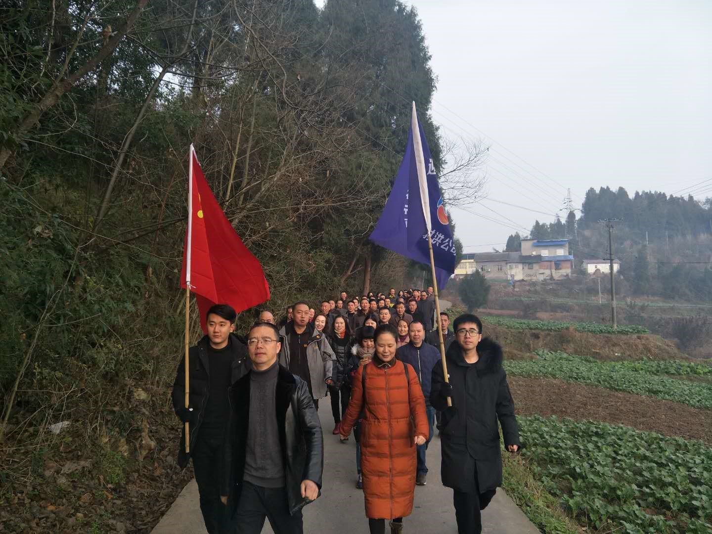 徒步行列大步前行中.jpg 徒步行列大步前行中.jpg
