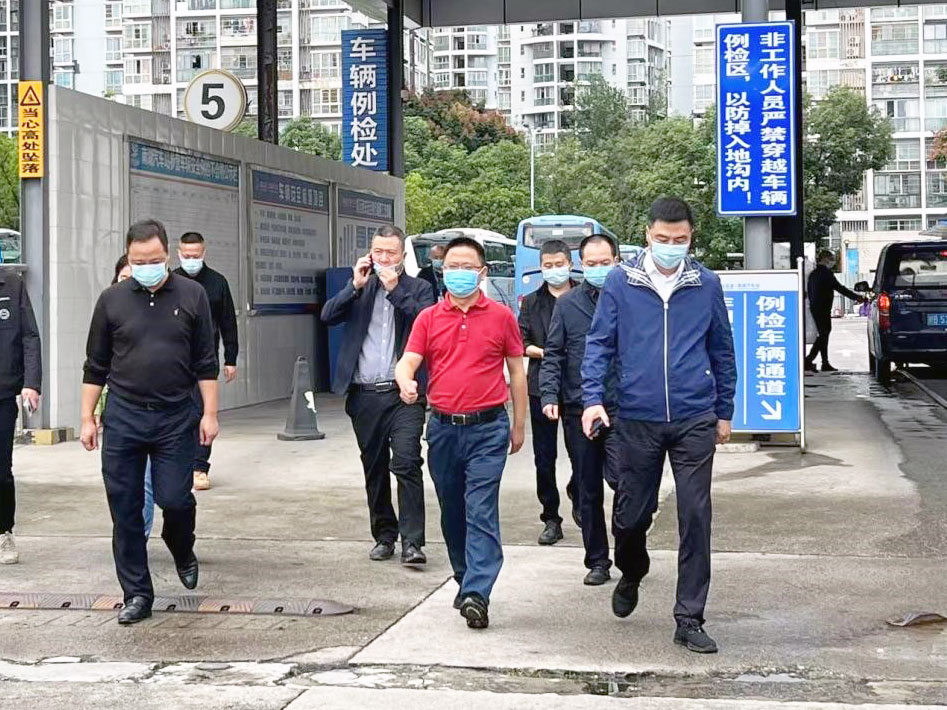 绵阳市交通运输局局长谭谱到v8哈希游戏运业绵阳公司、南湖汽车站进行国庆“黄金周”前安全出产及疫情防控查抄
