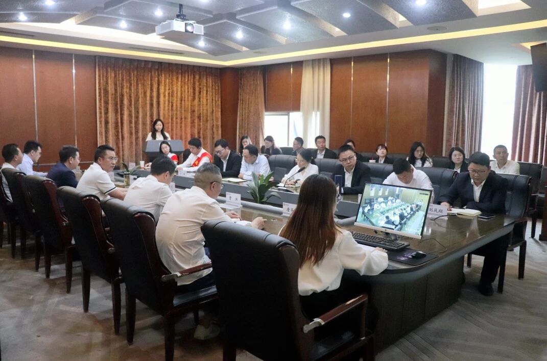 礼赞劳动者，奋斗新征程