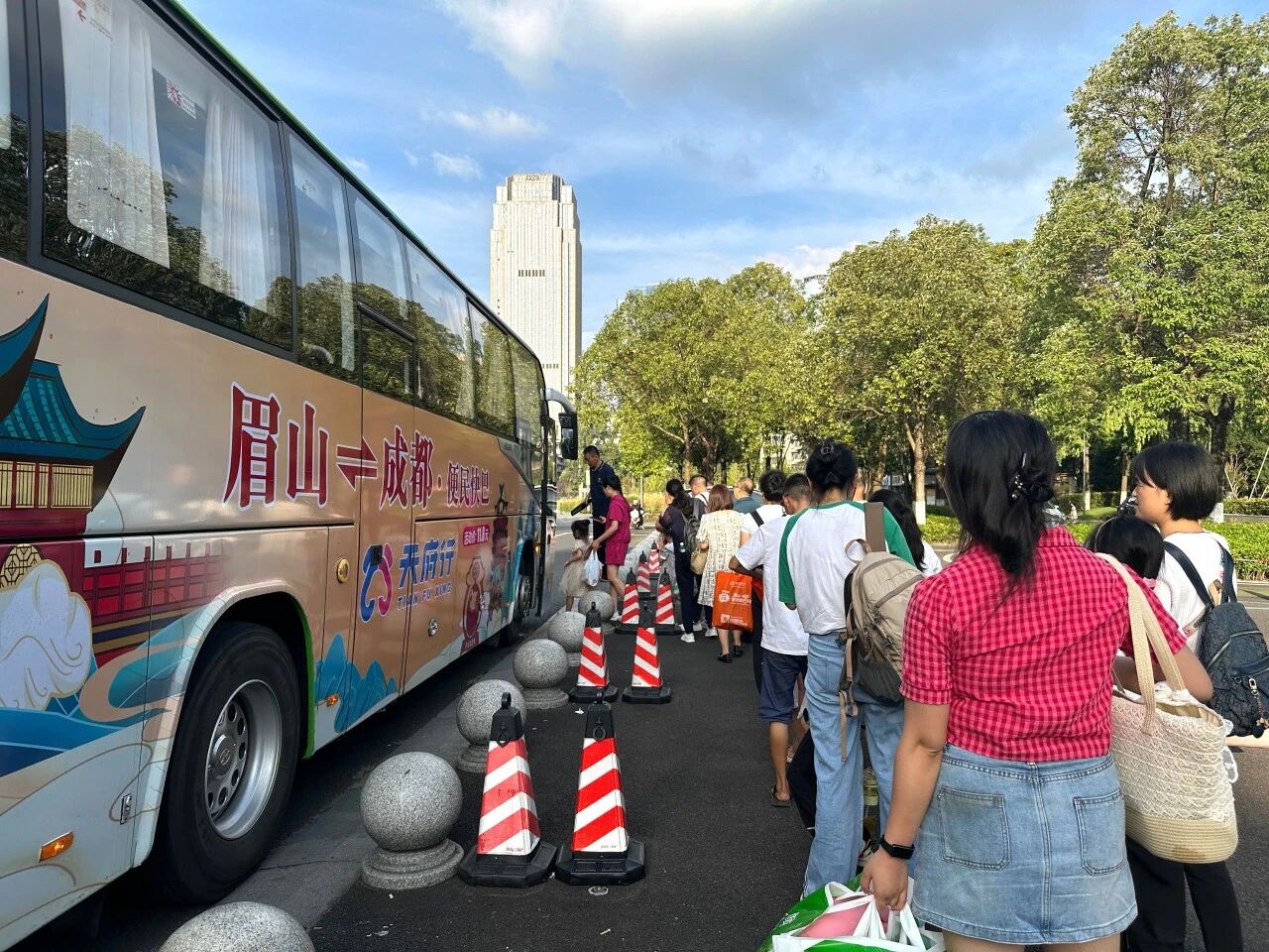 天府行便民快巴获新华社权威报路：让“双城记”更便捷，跑出民生幸福“加快度”！